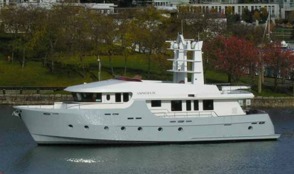amnesia-yacht
